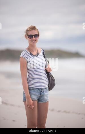 Tourist am Rarawa Beach, einem beliebten und schönen weißen Sandstrand in Northland Region, Nordinsel, Neuseeland Stockfoto