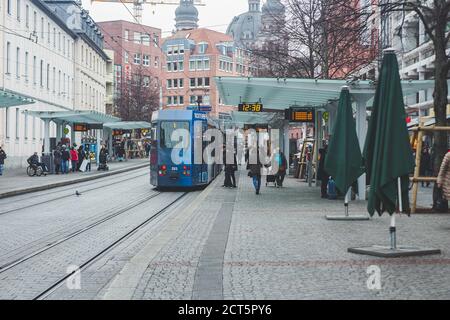 Würzburg / Deutschland-3/1/19: Menschen, die in die Straßenbahn im Zentrum von Würzburg steigen. Eine Straßenbahn ist ein Schienenfahrzeug, das auf Straßenbahnschienen entlang der öffentlichen urb läuft Stockfoto