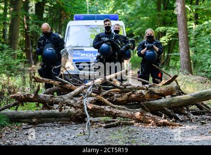 Hessen, Deutschland. September 2020. 21. September 2020, Hessen, Homberg (Ohm): Die Polizei steht vor einer Barrikade, die von Aktivisten im besetzten Waldgebiet eingerichtet wurde. Nach Angaben der Polizei sollen die Baumaschinen für den Bau der A49 auf dem Gelände abgestellt werden. Aktivisten wehren sich gegen den weiteren Bau der Autobahn 49 im Dannenröder Wald. Foto: Andreas Arnold/dpa Quelle: dpa picture Alliance/Alamy Live News Stockfoto