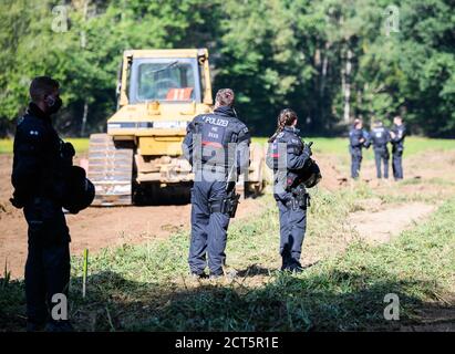 Hessen, Deutschland. September 2020. 21. September 2020, Hessen, Homberg (Ohm): Die Polizei sichert sich eine Baustelle, die gerade vorbereitet wird. Derzeit wird ein Bereich vorbereitet, auf dem nach Angaben der Polizei die Baumaschinen für den Bau der A49 abgestellt werden. Aktivisten wehren sich gegen den weiteren Bau der Autobahn 49 im Dannenröder Wald. Foto: Andreas Arnold/dpa Quelle: dpa picture Alliance/Alamy Live News Stockfoto