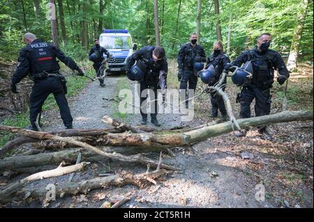 Hessen, Deutschland. September 2020. 21. September 2020, Hessen, Homberg (Ohm): Polizeikräfte räumen Barrikaden, die von Aktivisten im besetzten Waldgebiet eingerichtet wurden. Nach Angaben der Polizei werden die Baumaschinen für die A49 auf dem Gelände abgestellt. Aktivisten wehren sich gegen den weiteren Bau der Autobahn 49 im Dannenröder Wald. Foto: Andreas Arnold/dpa Quelle: dpa picture Alliance/Alamy Live News Stockfoto