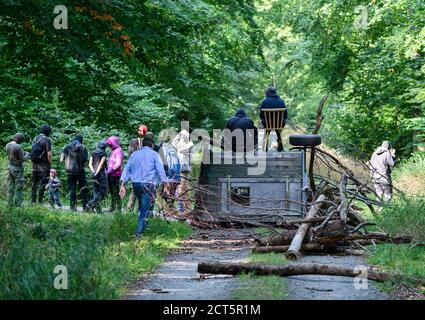 Hessen, Deutschland. September 2020. 21. September 2020, Hessen, Homberg (Ohm): AktivistInnen blockieren einen Weg im besetzten Waldgebiet und sitzen auf einem umgedrehten hohen Sitz. Nach Angaben der Polizei sollen die Baumaschinen für den Bau der A49 auf dem Gelände abgestellt werden. Aktivisten wehren sich gegen den weiteren Bau der Autobahn 49 im Dannenröder Wald. Foto: Andreas Arnold/dpa Quelle: dpa picture Alliance/Alamy Live News Stockfoto