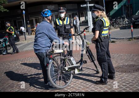 Bremen, Deutschland. September 2020. Ein Radfahrer wird von der Polizei angehalten. Polizisten und Polizeistudenten zielen auf Radfahrer in Bremen Mitte. Der Schwerpunkt des Check liegt auf der Verkehrssicherheit, auch angesichts der bevorstehenden dunklen Jahreszeit. Quelle: Sina Schuldt/dpa/Alamy Live News Stockfoto