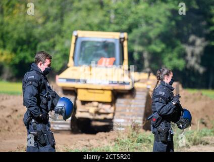 Hessen, Deutschland. September 2020. 21. September 2020, Hessen, Homberg (Ohm): Die Polizei sichert sich eine Baustelle, die gerade vorbereitet wird. Derzeit wird ein Bereich vorbereitet, auf dem nach Angaben der Polizei die Baumaschinen für den Bau der A49 abgestellt werden. Aktivisten wehren sich gegen den weiteren Bau der Autobahn 49 im Dannenröder Wald. Foto: Andreas Arnold/dpa Quelle: dpa picture Alliance/Alamy Live News Stockfoto