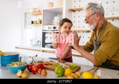 Glückliche Großeltern spielen, Spaß mit Enkelkindern Stockfoto