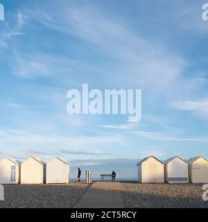 Menschen in der Nähe von Strandhütten in cayeux s mer auf französisch normandie unter blauem Himmel Stockfoto