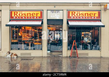 Würzburg/Deutschland-3/1/19: Eine Fassade der Filiale der Bäckerei und Konditorei Rosner Backstube am Marktplatz im Zentrum von Würzburg Stockfoto