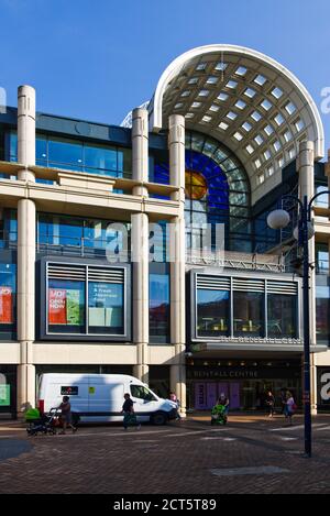 Das Bentall Center, ein großes Einkaufszentrum in Kingston upon Thames, Großraum London, Großbritannien, mit Geschäften, die Mode, Essen, Getränke und mehr anbieten Stockfoto