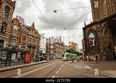 Busyness Straßenbahnhaltestelle in der Mitte der Stadt Amsterdam Niederlande Stockfoto