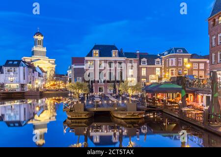 Abendansicht der niederländischen Altstadt mit Wasser, Terrassen, Restaurants und historischen Gebäuden in Leiden, Niederlande Stockfoto