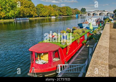 Boote entlang der Themse in der Nähe der Kingston Bridge in Kingston upon Thames, Greater London, Großbritannien Stockfoto