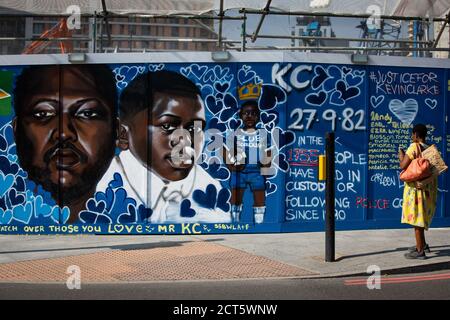 Ein Wandgemälde zum Gedenken an Kevin Clarke, der starb, nachdem er am 9. März 2018 von Metropolitan Police Officers in Lewisham, South London, zurückgehalten wurde. Stockfoto