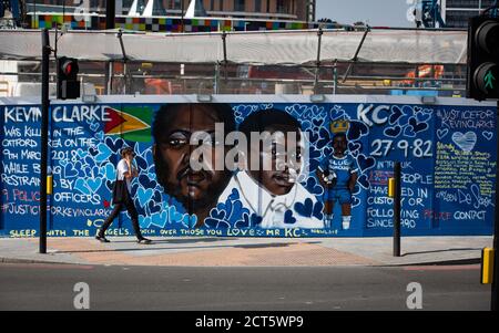 Ein Wandgemälde zum Gedenken an Kevin Clarke, der starb, nachdem er am 9. März 2018 von Metropolitan Police Officers in Lewisham, South London, zurückgehalten wurde. Stockfoto