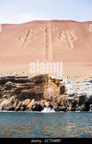 Candelabro (auch bekannt als Candelabra der Anden), ein riesiger Kerzenhalter Geoglyph, Paracas National Reserve, Ica Region, Peru, Südamerika Stockfoto