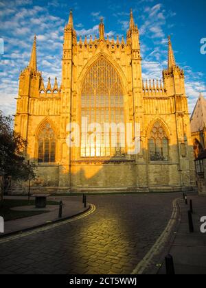 York Minster am frühen Morgen von der aufgehenden Sonne beleuchtet. Stockfoto