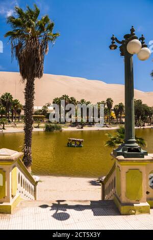 Huacachina, ein Sanddünen umgebenes Oasendorf in der Ica Region von Peru, Südamerika Stockfoto
