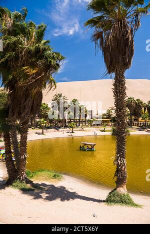 Huacachina, ein Sanddünen umgebenes Oasendorf in der Ica Region von Peru, Südamerika Stockfoto