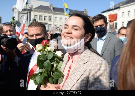 Brüssel, Belgien. September 2020. Die weißrussische Oppositionsführerin Sviatlana Tsikhanouskaya spricht mit Unterstützern (Menschen) über die Verhängung von Sanktionen gegen Dutzende von weißrussischen Beamten, darunter Präsident Alexander Lukaschenko nach einem Treffen mit EU-Außenministern in Brüssel, Belgien, am Montag, den 21. September 2020. Kredit: Petr Kupec/CTK Foto/Alamy Live Nachrichten Stockfoto