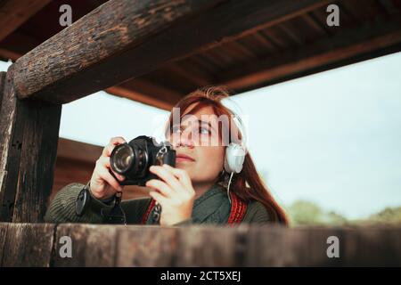 Junge Frau Fotos von der Holzhütte im Wald Stockfoto