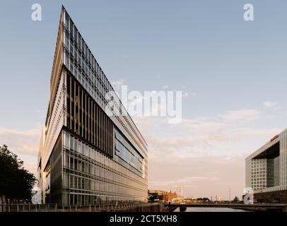 Hamburg, Deutschland - 3. August 2019: Bürogebäude Deichtor und der Spiegel im Hamburger Hafen Stockfoto