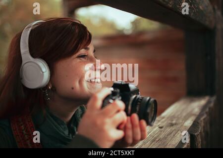 Junge Frau Fotos von der Holzhütte im Wald Stockfoto