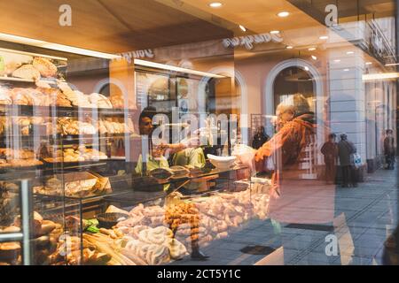 Bad Kissingen/Deutschland-31/12/18: Konditorenkäufe in der Bäckerei Peter Schmitt in der Unteren Marktstraße in Bad Kissingen; Doppelbelichtungseffekt erzielt Stockfoto