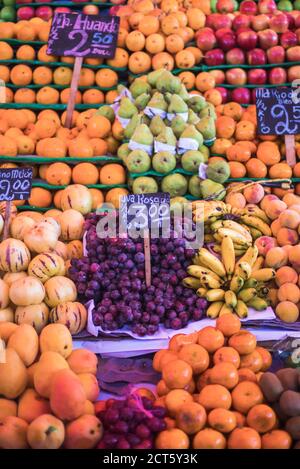 Obststand auf dem San Camilo Markt (Mercado San Camilo), Arequipa, Peru, Südamerika Stockfoto