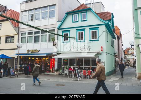 Bad Kissingen/Deutschland-31/12/18: Am Marktplatz in Bad Kissingen, einem der bekanntesten Kurorte Deutschlands, laufen Menschen an Cafés und Restaurants vorbei Stockfoto