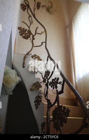 Schmiedeeiserne Treppengeländer im Haus Stockfoto
