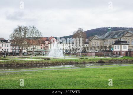 Bad Kissingen/Deutschland-31/12/18: Berühmter Multimedia-Brunnen im Rosengarten an einem Wintertag in Bad Kissingen, einem der bekanntesten Gesundheitsbrunnen Deutschlands Stockfoto