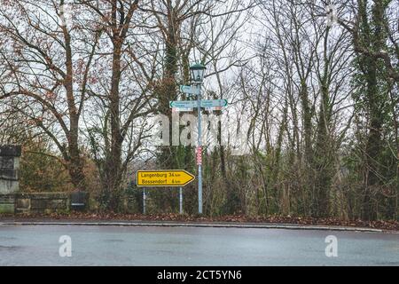 Bad Kissingen/Deutschland-1/1/19: Wegweiser zu den lokalen Zielen in Rothenburg ob der Tauber und den nächsten Städten, Bayern, Deutschland Stockfoto