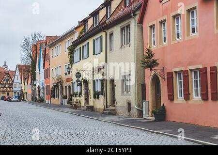 Rothenburg/Deutschland-1/1/19: Bunte Häuser in der Altstadt von Rothenburg ob der Tauber. Die Stadt ist bekannt für ihre gut erhaltenen mittelalterlichen alten Schlepptau Stockfoto