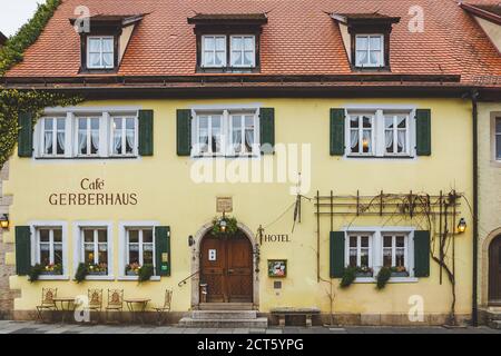 Rothenburg/Deutschland-1/1/19: Hotel und Café Gerberhaus an der Spitalgasse in der Altstadt von Rothenburg ob der Tauber. Die Stadt ist ein bekanntes Reiseziel Stockfoto