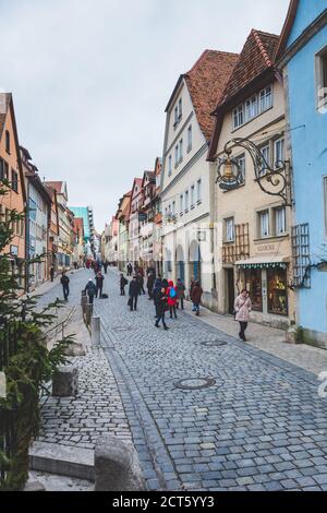 Rothenburg/Deutschland-1/1/19: Menschen, die an traditionellen bunten Häusern in der Altstadt von Rothenburg ob der Tauber vorbeilaufen. Die Stadt ist eine bekannte älteste Stockfoto