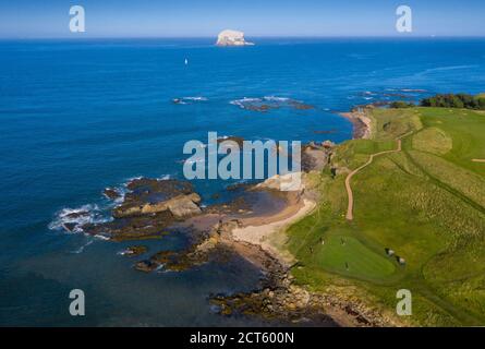 Luftaufnahme des 13. Lochs auf dem Glen Golfplatz, North Berwick, East Lothian, Schottland. Stockfoto