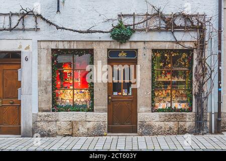 Rothenburg/Deutschland-1/1/19: Eine Fassade des Ladens mit Fenstern, hell geschmückt zu Weihnachten, in Rothenburg ob der Tauber. Die Stadt ist eine bekannte Stadt Stockfoto