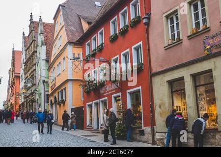 Rothenburg/Deutschland-1/1/19: Bunte Häuser in der Altstadt von Rothenburg ob der Tauber. Die Stadt ist bekannt für ihre gut erhaltene mittelalterliche Altstadt Stockfoto