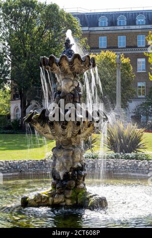 Großer Brunnen und Wasser fließt, Forbury Gardens Reading Stockfoto