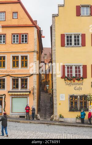 Rothenburg/Deutschland-1/1/19: Der schmale Durchgang zwischen bunten Häusern am Marktplatz in Rothenburg ob der Tauber. Die Stadt ist ein bekanntes Reiseziel Stockfoto