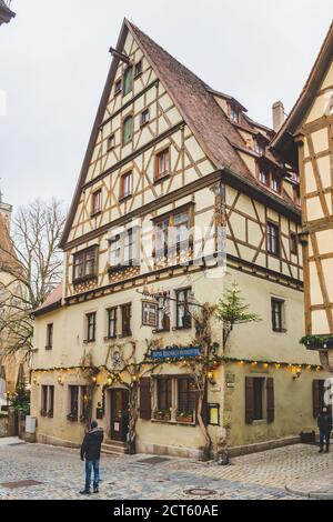 Rothenburg/Deutschland-1/1/19: Das Reichsküchenmeister Hotel in einem Fachwerkhaus am Kirchplatz in der Altstadt von Rothenburg ob der Tauber Stockfoto