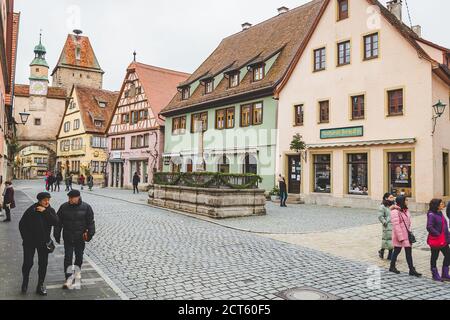 Rothenburg/Deutschland-1/1/19: Bunte Häuser in der Altstadt von Rothenburg ob der Tauber. Die Stadt ist bekannt für ihre gut erhaltene mittelalterliche Altstadt Stockfoto