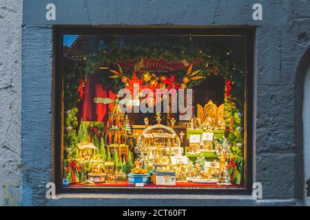 Rothenburg/Deutschland-1/1/19: Das weihnachtliche Museumsfenster ist für die Weihnachtsferien in Rothenburg ob der Tauber hell geschmückt. Die Stadt ist eine bekannte Stadt Stockfoto