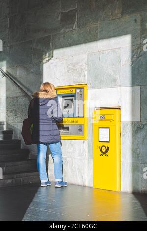 German Post Bank Cash Machine Fotos Und Bildmaterial In Hoher Auflosung Alamy