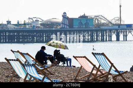 Brighton UK 21. September 2020 - Besucher nutzen heute das heiße, sonnige Wetter am Brighton Beach, da die Prognose für eine Abkühlung in ganz Großbritannien ab Mittwoch lautet. : Credit Simon Dack / Alamy Live News Stockfoto