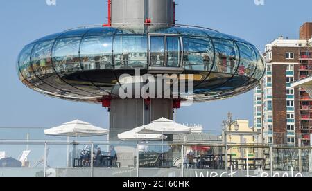 Brighton UK 21. September 2020 - Besucher machen eine Fahrt auf dem i360, um das Beste aus dem heißen, sonnigen Wetter in Brighton zu machen, da die Prognose für eine Abkühlung in ganz Großbritannien ab Mittwoch ist. : Credit Simon Dack / Alamy Live News Stockfoto