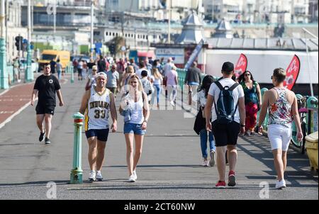 Brighton UK 21. September 2020 - Besucher nutzen heute das sonnige Wetter an der Strandpromenade von Brighton, da es ab Mittwoch in ganz Großbritannien abkühlen wird. : Credit Simon Dack / Alamy Live News Stockfoto