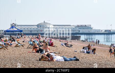 Brighton UK 21. September 2020 - Besucher nutzen heute das heiße, sonnige Wetter am Brighton Beach, da die Prognose für eine Abkühlung in ganz Großbritannien ab Mittwoch lautet. : Credit Simon Dack / Alamy Live News Stockfoto