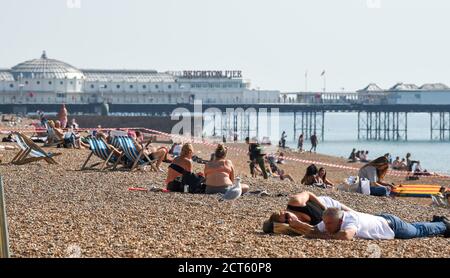 Brighton UK 21. September 2020 - Besucher nutzen heute das heiße, sonnige Wetter am Brighton Beach, da die Prognose für eine Abkühlung in ganz Großbritannien ab Mittwoch lautet. : Credit Simon Dack / Alamy Live News Stockfoto