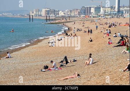 Brighton UK 21. September 2020 - Besucher nutzen heute das heiße, sonnige Wetter am Brighton Beach, da die Prognose für eine Abkühlung in ganz Großbritannien ab Mittwoch lautet. : Credit Simon Dack / Alamy Live News Stockfoto