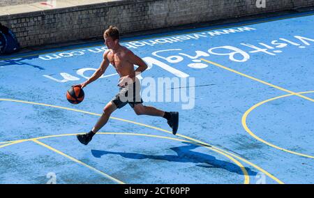 Brighton UK 21. September 2020 - EIN Basketballspieler genießt heute das heiße, sonnige Wetter an der Strandpromenade von Brighton, da die Vorhersage für eine Abkühlung in ganz Großbritannien ab Mittwoch ist. : Credit Simon Dack / Alamy Live News Stockfoto